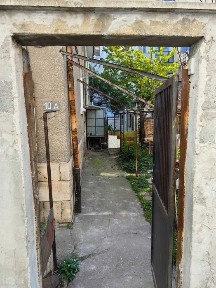 Собственик ОТДАВА Самостоятелен ЕТАЖ от КЪЩА 100кв + 250кв Двор