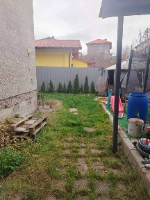 Масивна самостоятелна къща на два етажа Перник кв Ралица.