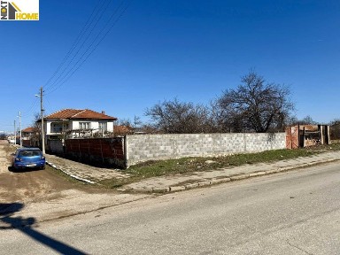 Самостоятелна къща с голям двор