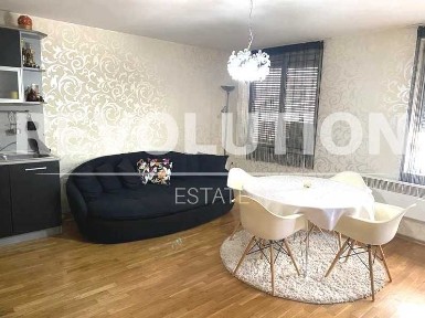 Просторен двустаен апартамент в жк. Бриз