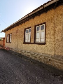 Двуетажна автентична къща с панорамна гледка в Еленския балкан