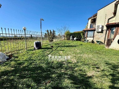 Предлагаме за продажба масивна двуетажна къща