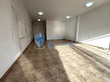 Магазин с лице към главна улица в широкия центрър на град Велико Търн