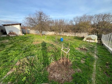 Вила с просторен двор и прекрасни условия за целогодишно живеене