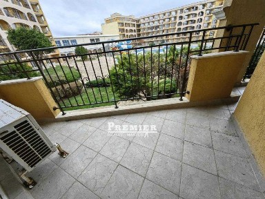 Просторен тристаен апартамент на първа линия