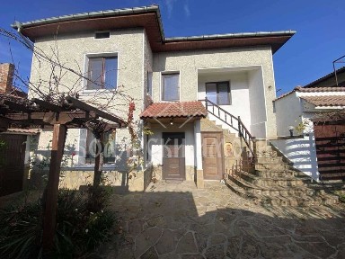 Прекрасна двуетажна къща с двор в град Дебелец