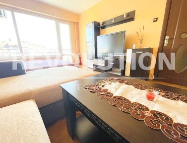 Тристаен апартамент в района на Цветен квартал!