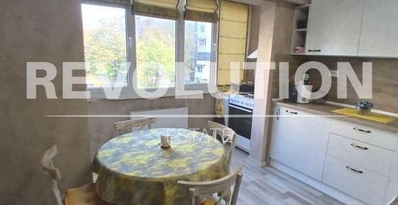 Тристаен апартамент в района на Цветен квартал!