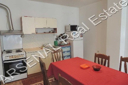 Тристаен апартамент под наем, Стрелбище