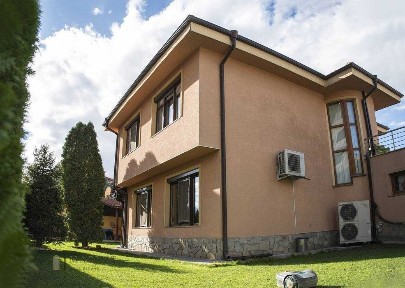 Нова самостоятелна къща с двор, гараж и паркоместа - кв. Остромила