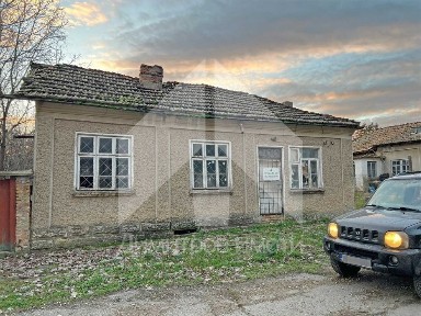 Продава къща с 1 дка двор в с. Мировци (общ. Нови пазар, обл. Шумен).