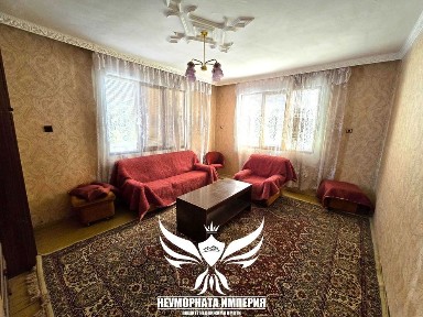 Продавам тристаен с гараж, партерни стаи и 219кв. двор в гр. Асеновград