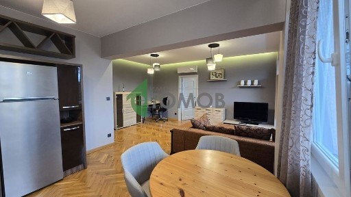 Луксозно обзаведен двустаен апартамент под наем в Център