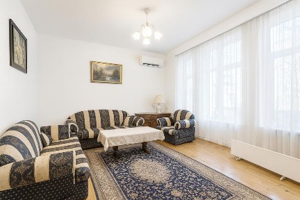 Етаж от къща под наем в Център