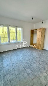 Необзаведен етаж от къща в Центъра