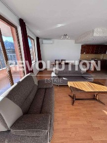 Просторен ТРИСТАЕН апартамент в кв. Център/ С ПАРКОМЯСТО!