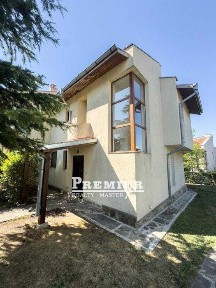 Продава се напълно оборудвана и обзаведена двуетажна къща