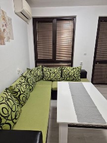 Двустаен апартамент в кв. Кючук Париж с паркомясто