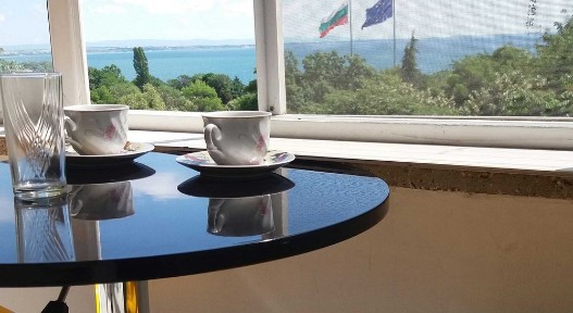 Тристаен апартамент в Лазур.