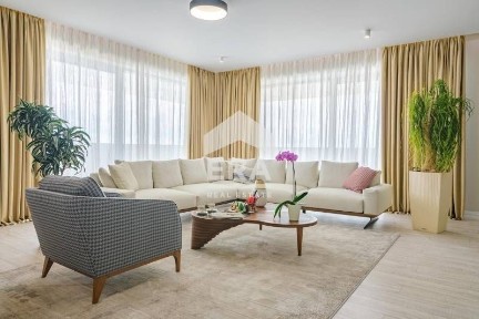 Луксозен тристаен апартамент за продажба в затворен комплекс, на брега