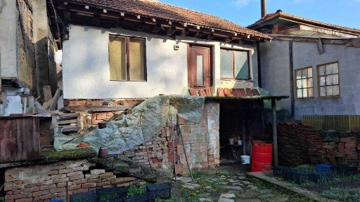 Къща с малък парцел в квартал Етъра