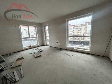 Тристаен до магазин Практикер