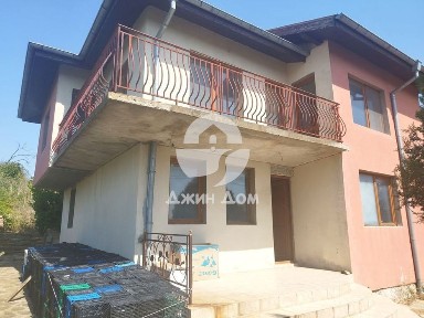 Двуетажна къща с двор в гр. Бяла