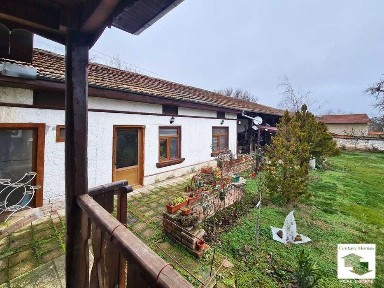 116258 Къща с 4 спални, голям двор, плевня и кладенец в с. Хотница