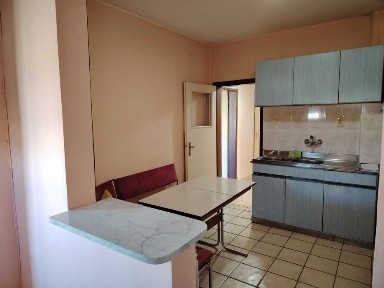 Апартамент с 4 отделни стаи монолит, среден етаж