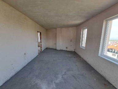 Просторен тристаен апартамент в нова жилищна сграда, близо до центъра