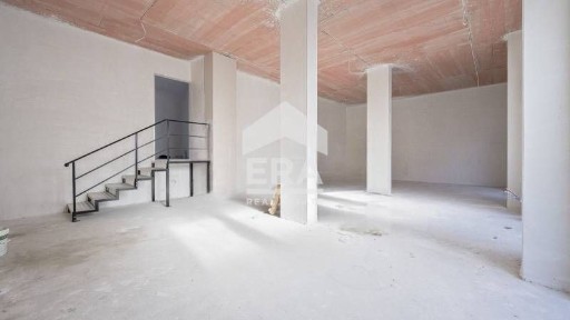 Магазин с високи тавани под наем до метростанция 