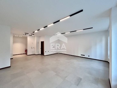 Луксозен партерен офис с тераса под наем срещу Парадайс център