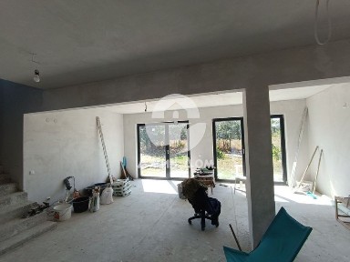 Двуетажна къща с двор в с. Маринка