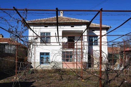 Двуетажна къща в село Долна Липница