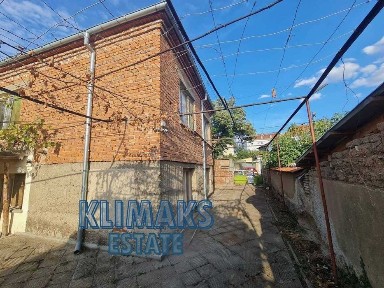 Самостоятелна къща с двор