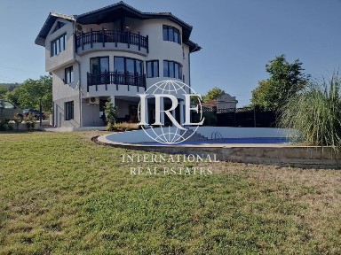 Нова триетажна къща с впечатляваща морска панорама с басейн и гараж