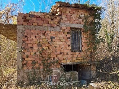 Парцел с къща в с. Въглевци