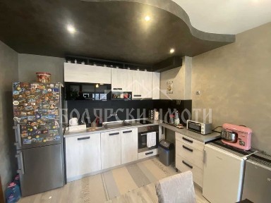 Газифициран тристаен апартамент до стадион 