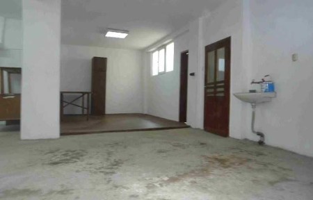 Варна, Магазин, офис и склад с гараж, автомобилен вход възлова локация