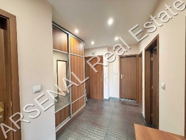 Тристаен апартамент под наем, Младост 1