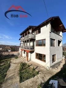 Триетажна масивна къща в село Самоводене