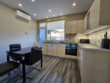 Триетажна обзаведена къща с два гаража в Горна Оряховица