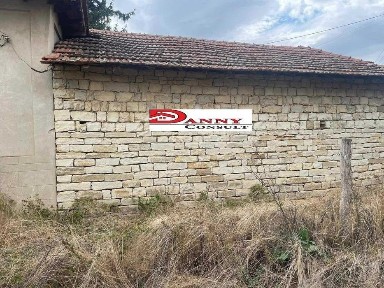 Къща с двор и кладенец в с. Горски Сеновец