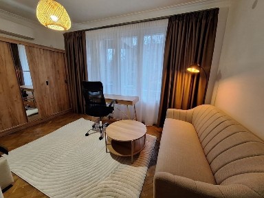 Обзаведена стая с тераса в Центъра до метро Театрална и парк Заимов