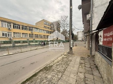 Ексклузивна, едноетажна, тухлена къща за продажба, с двор, на ул. Иван