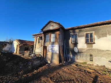 Продавам двуетажна вила/къща 285РЗП в 600кв. м двор в село Избеглии