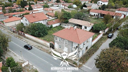 Продавам двуетажна къща с постройки 280РЗП с 900кв двор село Червен