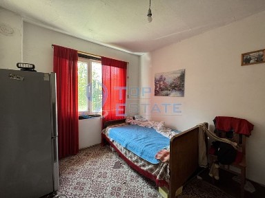 Двуетажна тухлена къща с кладенец и голям двор в село Гоздейка, облас