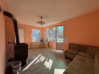 Двуетажна масивна къща с допълнителна постройка в с. Соколово, област