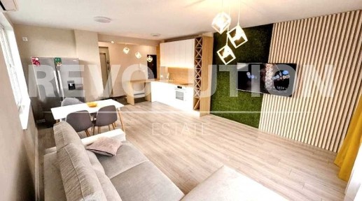 Луксозен тристаен апартамент в Гръцки квартал